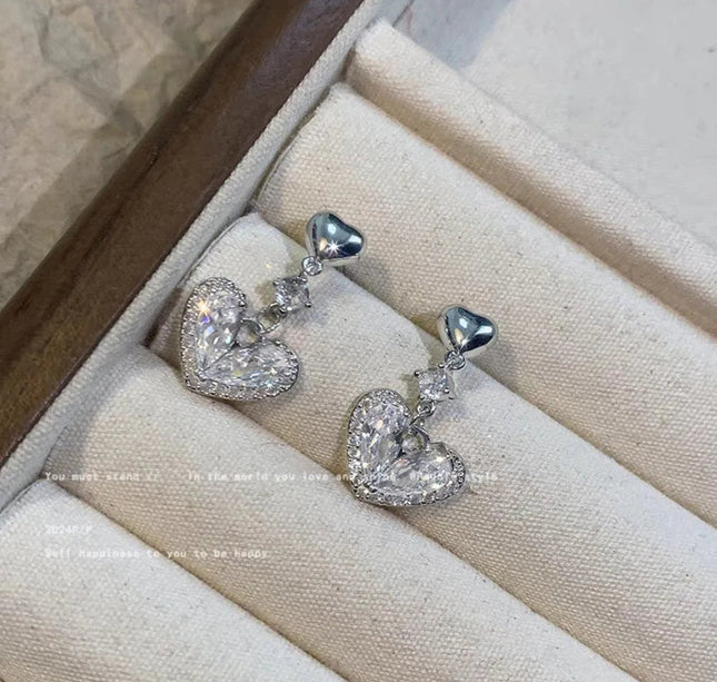 Lry Has a Heart Full of Waves! Flashing Heart Tassel Earrings for Women, Niche High-End Sweet Earrings, Versatile and Elegant Ear Accessories