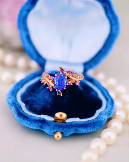 Fashionable Women's Ring with Leaf Shaped Inlaid Artificial Gemstones Suitable for Daily Travel and Holiday Gift Giving Rings