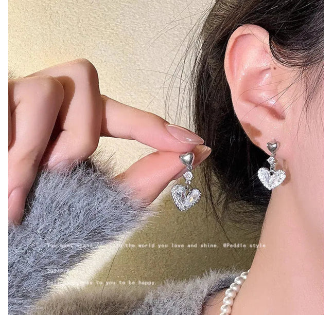 Lry Has a Heart Full of Waves! Flashing Heart Tassel Earrings for Women, Niche High-End Sweet Earrings, Versatile and Elegant Ear Accessories