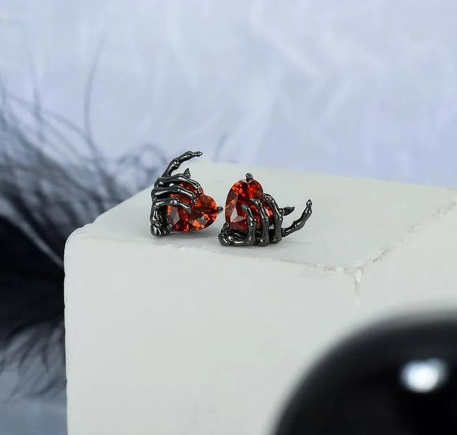 New Product Design Fashionable, Simple, Retro Halloween Dark Series Ghost Hand Love Earnail Earrings for Women